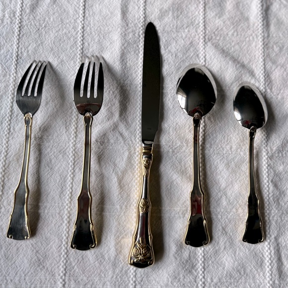 Royal Albert Old Country Roses 20-Piece Flatware Set, Golden - Picture 5 of 5
